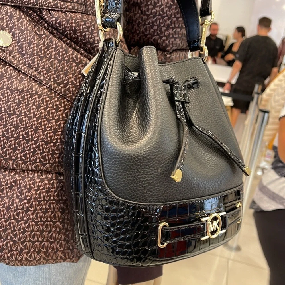 MICHAEL KORS  Reed Medium Pebbled Leather Belted Bucket Messenger Satchel Crossb